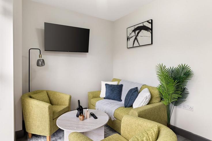 Sala de estar elegantemente projetada com móveis modernos em um apartamento no Building 532 Hitchin Road - home-to-host-usa - 1629221 em Luton, Luton Sala de estar elegantemente projetada com móveis modernos em um apartamento no Building 532 Hitchin Road - home-to-host-usa - 1629221 em Luton, Luton