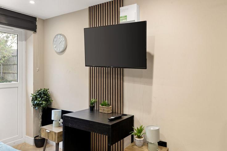 Salle de séjour élégante avec mobilier moderne dans un appartement à Building 24 Beeleigh Cross - home-to-host-usa - 1628110 à Basildon District, Basildon