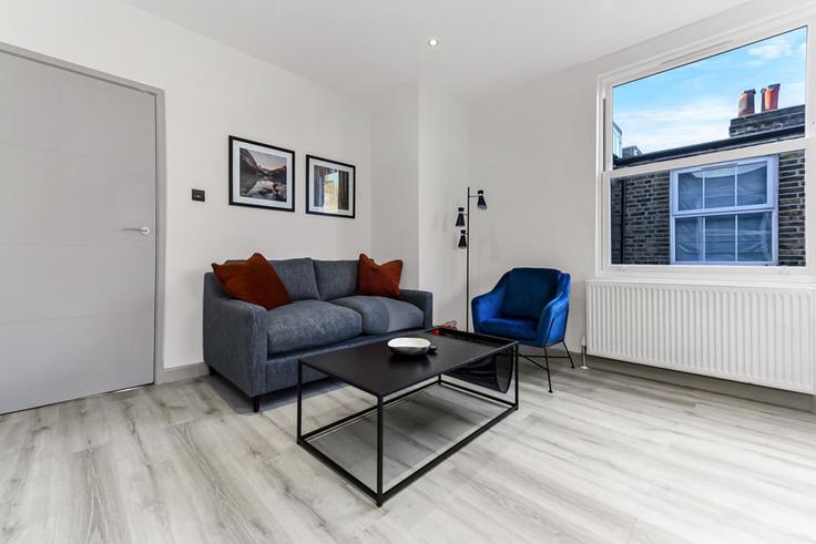 Sala de estar elegantemente projetada com móveis modernos em um apartamento no Building 38 Venn Street - home-to-host-usa - 1466579 em London Borough of Lambeth, London Sala de estar elegantemente projetada com móveis modernos em um apartamento no Building 38 Venn Street - home-to-host-usa - 1466579 em London Borough of Lambeth, London