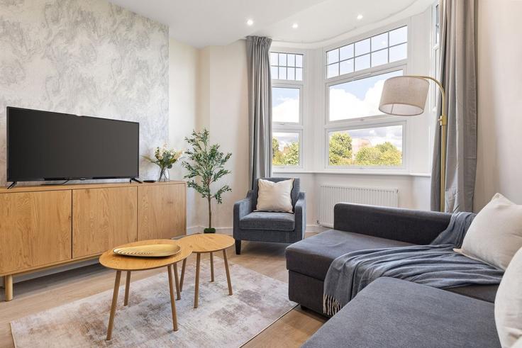 Elegante sala de estar con mobiliario moderno en un apartamento en Building 16 West Bank - home-to-host-usa - 1602288 en London Borough of Hackney, London Elegante sala de estar con mobiliario moderno en un apartamento en Building 16 West Bank - home-to-host-usa - 1602288 en London Borough of Hackney, London