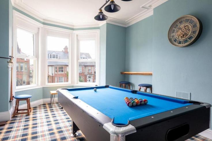 Elegant gestaltetes Wohnzimmer mit moderner Einrichtung in einer Wohnung im Building 38 Lloyd Street - home-to-host-usa - 1466838 in Llandudno, Llandudno