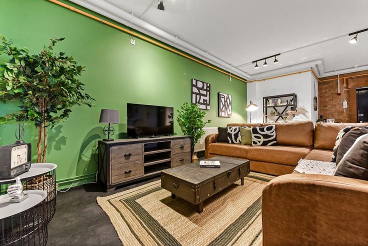Salle de séjour élégante avec mobilier moderne dans un appartement à Building Tudor Grove - home-to-host-usa - 1466559 à London Borough of Hackney, London