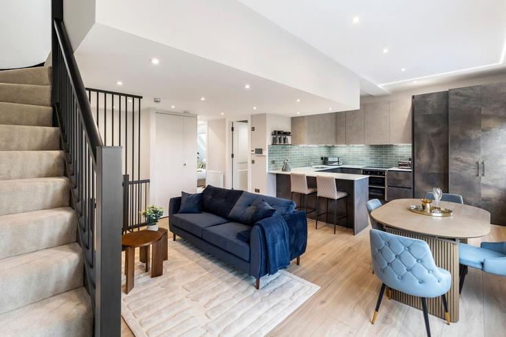 Elegant gestaltetes Wohnzimmer mit moderner Einrichtung in einer Wohnung im Building 47 The Ridgeway - home-to-host-usa - 1466871 in London Borough of Barnet, London Elegant gestaltetes Wohnzimmer mit moderner Einrichtung in einer Wohnung im Building 47 The Ridgeway - home-to-host-usa - 1466871 in London Borough of Barnet, London