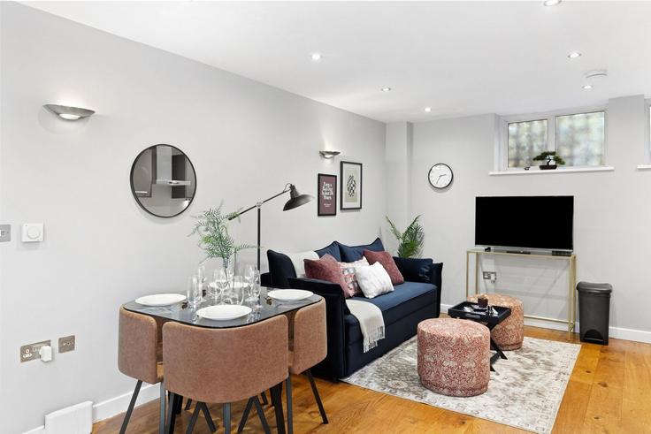 Sala de estar elegantemente projetada com móveis modernos em um apartamento no Building Accommodation Road - home-to-host-usa - 1466874 em London Borough of Barnet, London