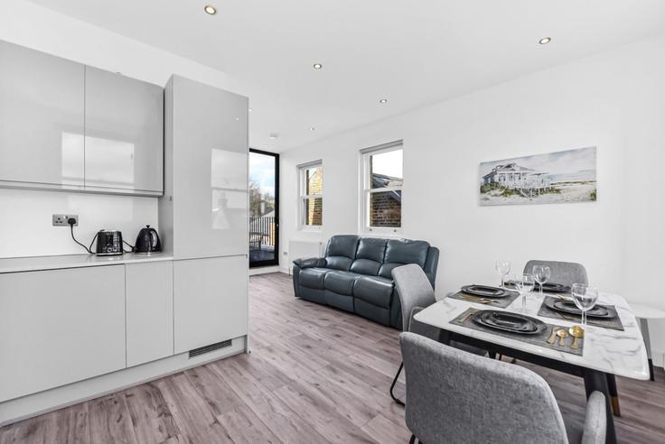 Salle de séjour élégante avec mobilier moderne dans un appartement à Building Crescent Hardware, 20 Crescent Road - home-to-host-usa - 1466839 à London Borough of Haringey, London Salle de séjour élégante avec mobilier moderne dans un appartement à Building Crescent Hardware, 20 Crescent Road - home-to-host-usa - 1466839 à London Borough of Haringey, London