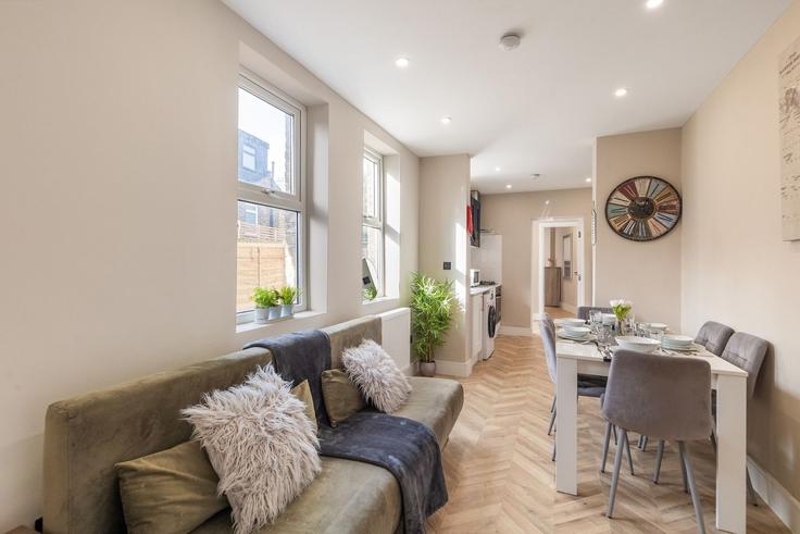 Salle de séjour élégante avec mobilier moderne dans un appartement à Building 5A Woodlands Park Road - home-to-host-usa - 1466902 à London Borough of Haringey, London Salle de séjour élégante avec mobilier moderne dans un appartement à Building 5A Woodlands Park Road - home-to-host-usa - 1466902 à London Borough of Haringey, London