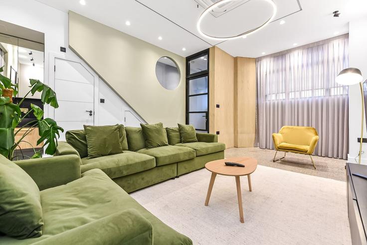 Elegante sala de estar con mobiliario moderno en un apartamento en Building 60 Elm Park Avenue - home-to-host-usa - 1466677 en London Borough of Haringey, London
