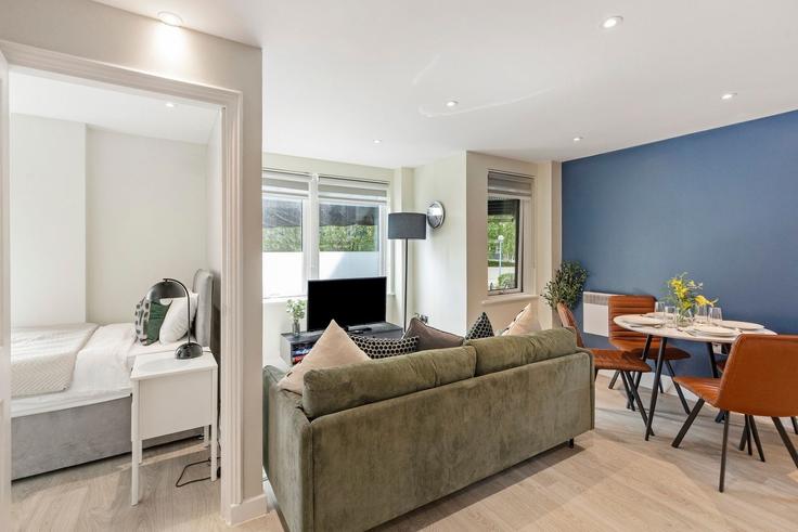Sala de estar elegantemente projetada com móveis modernos em um apartamento no Building Aird House, 15 Wellesley Ct, Rockingham Street - home-to-host-usa - 1466658 em London Borough of Southwark, London