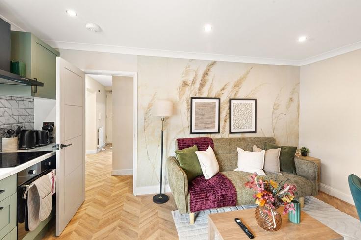 Elegante sala de estar con mobiliario moderno en un apartamento en Building Euston, Euston Road - home-to-host-usa - 1631652 en London Borough of Camden, London