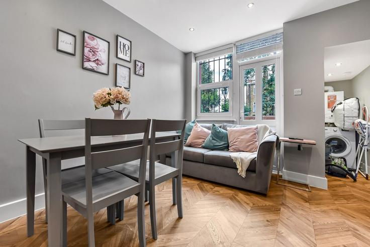 London Borough of Haringey, London에 위치한 Building Kimberley Gardens - home-to-host-usa - 1466560 유닛의 세련된 인테리어가 돋보이는 거실 London Borough of Haringey, London에 위치한 Building Kimberley Gardens - home-to-host-usa - 1466560 유닛의 세련된 인테리어가 돋보이는 거실