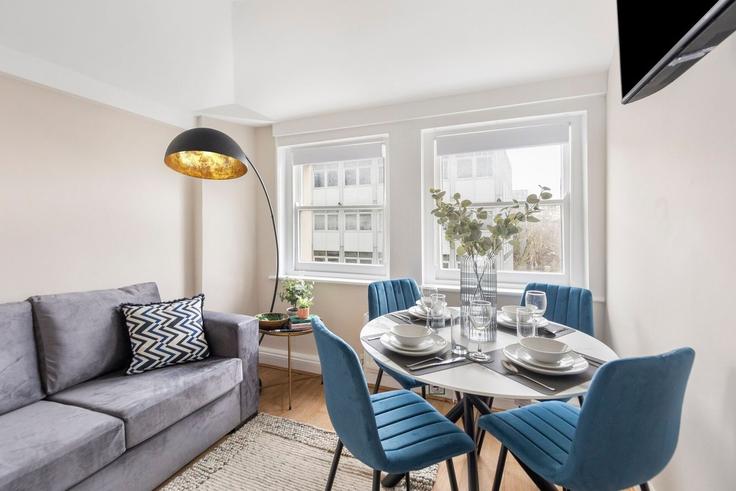 Elegant gestaltetes Wohnzimmer mit moderner Einrichtung in einer Wohnung im Building 4 Charterhouse Bldgs - home-to-host-usa - 1466816 in London Borough of Islington, London