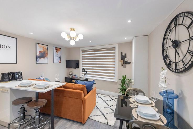 Elegante sala de estar con mobiliario moderno en un apartamento en Building 3 Clifton Rise - home-to-host-usa - 1466650 en London Borough of Lewisham, London