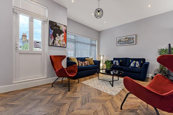 Sala de estar elegantemente projetada com móveis modernos em um apartamento no Building 15 Kimberley Gardens - home-to-host-usa - 1635297 em London Borough of Haringey, London