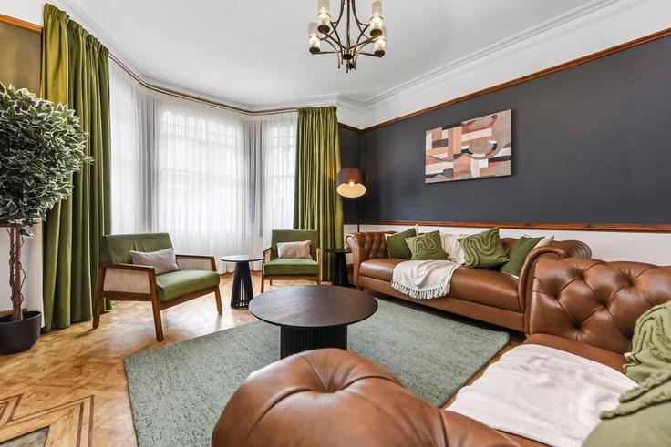 Elegante sala de estar con mobiliario moderno en un apartamento en Building Durlston Road - home-to-host-usa - 1466684 en London Borough of Hackney, London Elegante sala de estar con mobiliario moderno en un apartamento en Building Durlston Road - home-to-host-usa - 1466684 en London Borough of Hackney, London