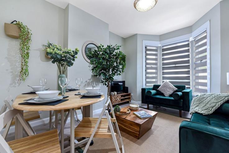 Elegante sala de estar con mobiliario moderno en un apartamento en Building 22 Roslyn Road - home-to-host-usa - 1466563 en London Borough of Haringey, London