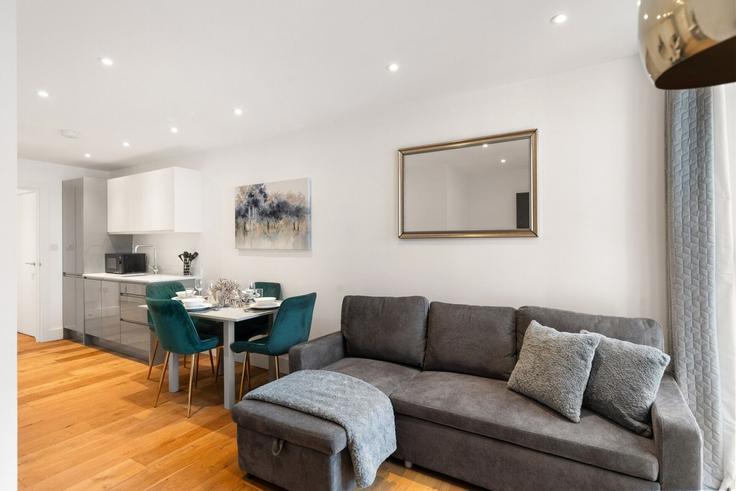 Salle de séjour élégante avec mobilier moderne dans un appartement à Building 19 Umberston Street - home-to-host-usa - 1638550 à London Borough of Tower Hamlets, London Salle de séjour élégante avec mobilier moderne dans un appartement à Building 19 Umberston Street - home-to-host-usa - 1638550 à London Borough of Tower Hamlets, London