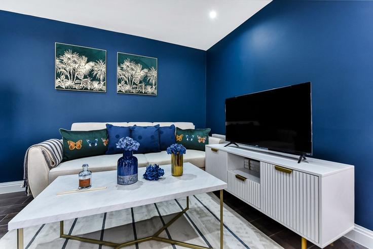 Sala de estar elegantemente projetada com móveis modernos em um apartamento no Building 8 Tresco Road - home-to-host-usa - 1466643 em London Borough of Southwark, London