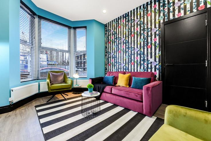 Elegante sala de estar con mobiliario moderno en un apartamento en Building Willoughby Lane - home-to-host-usa - 1466596 en London Borough of Haringey, London
