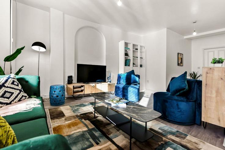 Sala de estar elegantemente projetada com móveis modernos em um apartamento no Building Rotherfield Street - home-to-host-usa - 1466648 em London Borough of Islington, London