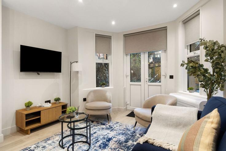 Building Elsham Road - home-to-host-usa - 1466899 adresindeki bir dairede modern mobilyalarla zarif bir şekilde tasarlanmış oturma odası Royal Borough of Kensington and Chelsea, London