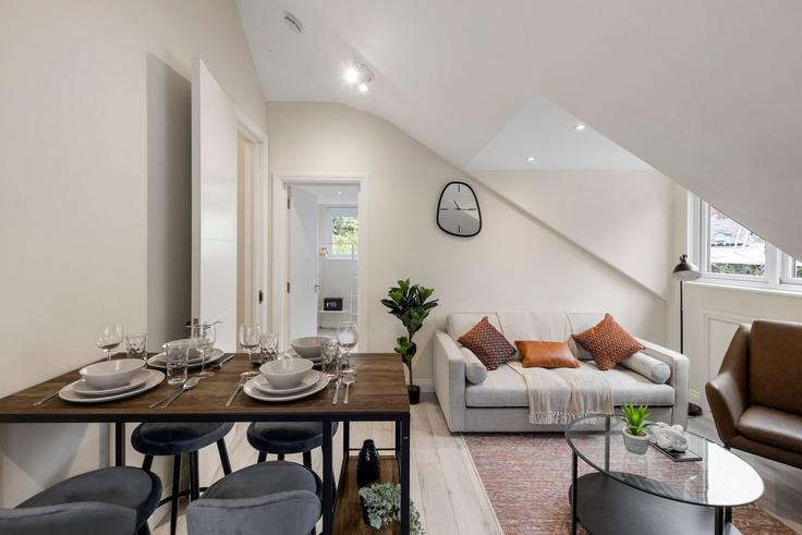 London Borough of Barnet, London에 위치한 Building 25 Alderton Way - home-to-host-usa - 1466607 유닛의 세련된 인테리어가 돋보이는 거실