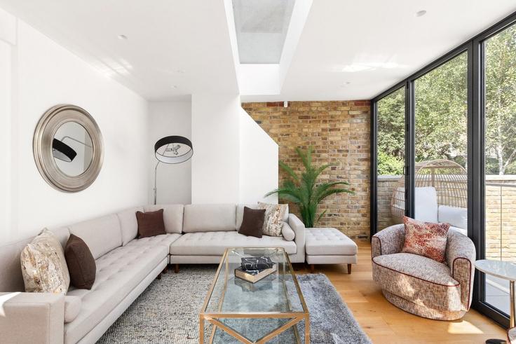 Sala de estar elegantemente projetada com móveis modernos em um apartamento no Building 8 Dagmar Terrace - home-to-host-usa - 1466870 em London Borough of Islington, London Sala de estar elegantemente projetada com móveis modernos em um apartamento no Building 8 Dagmar Terrace - home-to-host-usa - 1466870 em London Borough of Islington, London