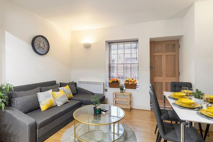 Elegant gestaltetes Wohnzimmer mit moderner Einrichtung in einer Wohnung im Building 1, 10 Providence Place - home-to-host-usa - 1470614 in London Borough of Islington, London