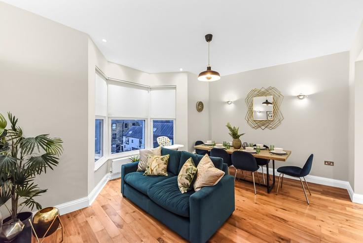 Sala de estar elegantemente projetada com móveis modernos em um apartamento no Building Gondar Gardens - home-to-host-usa - 1466801 em London Borough of Camden, London Sala de estar elegantemente projetada com móveis modernos em um apartamento no Building Gondar Gardens - home-to-host-usa - 1466801 em London Borough of Camden, London
