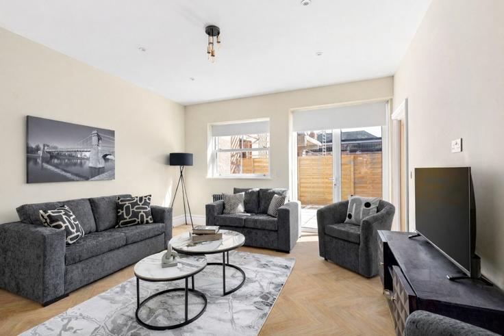 Elegant gestaltetes Wohnzimmer mit moderner Einrichtung in einer Wohnung im Building 4B Stuart Crescent - home-to-host-usa - 1511162 in London Borough of Haringey, London