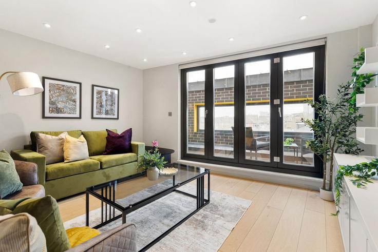London London Borough of HaringeyのBuilding 7, 103 Seven Sisters Road - home-to-host-usa - 1520823のアパートメントにある、モダンな家具を備えたエレガントなデザインのリビングルーム
