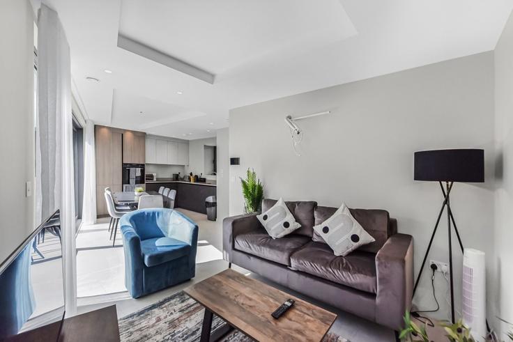 Elegante sala de estar con mobiliario moderno en un apartamento en Building Letchford Gardens - home-to-host-usa - 1466841 en London Borough of Hammersmith and Fulham, London