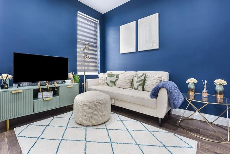 Sala de estar elegantemente projetada com móveis modernos em um apartamento no Building Tresco Road - home-to-host-usa - 1466613 em London Borough of Southwark, London