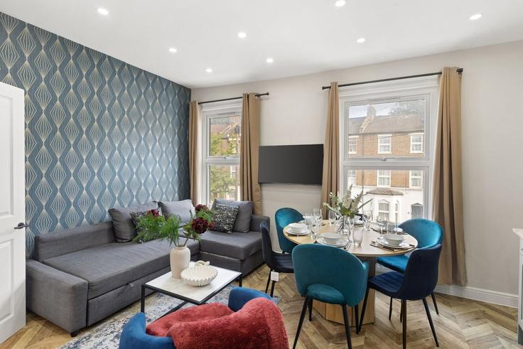 Building Rosebank Gardens, 8 York Road - home-to-host-usa - 1594785 adresindeki bir dairede modern mobilyalarla zarif bir şekilde tasarlanmış oturma odası London Borough of Ealing, London