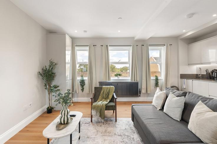 Sala de estar elegantemente projetada com móveis modernos em um apartamento no Building Tulse Hill - home-to-host-usa - 1597587 em London Borough of Lambeth, London