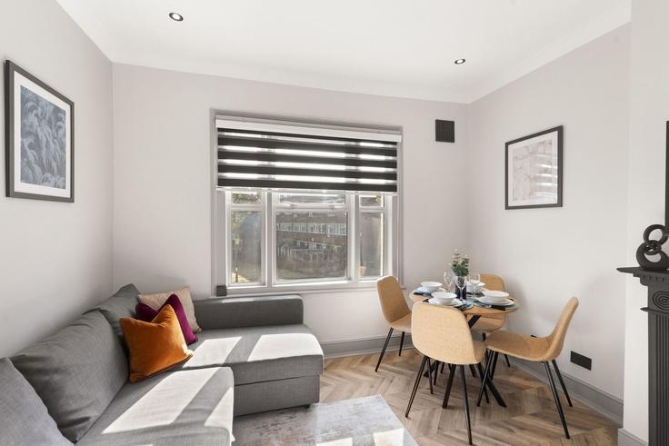 Salle de séjour élégante avec mobilier moderne dans un appartement à Building 153 Lewisham Road - home-to-host-usa - 1587325 à London Borough of Lewisham, London