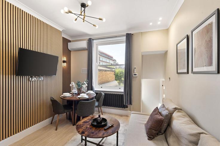 Salle de séjour élégante avec mobilier moderne dans un appartement à Building 23 Pratt Street - home-to-host-usa - 1601670 à London Borough of Camden, London Salle de séjour élégante avec mobilier moderne dans un appartement à Building 23 Pratt Street - home-to-host-usa - 1601670 à London Borough of Camden, London