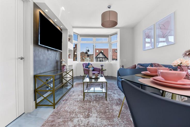 Elegant gestaltetes Wohnzimmer mit moderner Einrichtung in einer Wohnung im Building 122A Wembley Park Drive - home-to-host-usa - 1698288 in London Borough of Brent, Wembley Elegant gestaltetes Wohnzimmer mit moderner Einrichtung in einer Wohnung im Building 122A Wembley Park Drive - home-to-host-usa - 1698288 in London Borough of Brent, Wembley