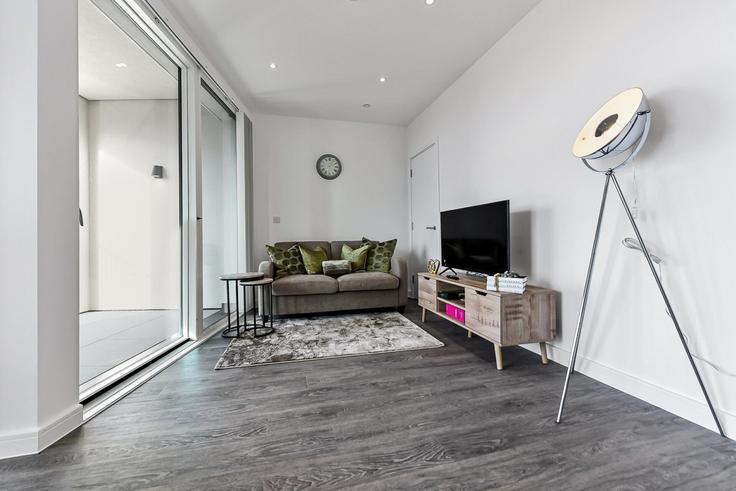 Salle de séjour élégante avec mobilier moderne dans un appartement à Building Clapton Common - home-to-host-usa - 1466584 à London Borough of Hackney, London