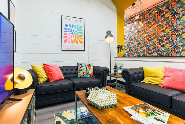 Elegante sala de estar con mobiliario moderno en un apartamento en Building Felstead Street - home-to-host-usa - 1466535 en London Borough of Hackney, London Elegante sala de estar con mobiliario moderno en un apartamento en Building Felstead Street - home-to-host-usa - 1466535 en London Borough of Hackney, London