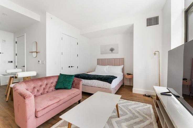 Brooklyn, New York에 위치한 Building 2230 Cropsey Avenue - home-to-host-usa - 1466861 유닛의 세련된 인테리어가 돋보이는 거실 Brooklyn, New York에 위치한 Building 2230 Cropsey Avenue - home-to-host-usa - 1466861 유닛의 세련된 인테리어가 돋보이는 거실