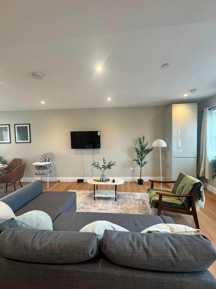 Sala de estar elegantemente projetada com móveis modernos em um apartamento no Building Tulse Hill - home-to-host-usa - 1597587 em London Borough of Lambeth, London Sala de estar elegantemente projetada com móveis modernos em um apartamento no Building Tulse Hill - home-to-host-usa - 1597587 em London Borough of Lambeth, London