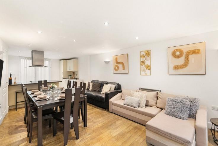 Salle de séjour élégante avec mobilier moderne dans un appartement à Building 9, 1 Seal Street - home-to-host-usa - 1624847 à London Borough of Hackney, London