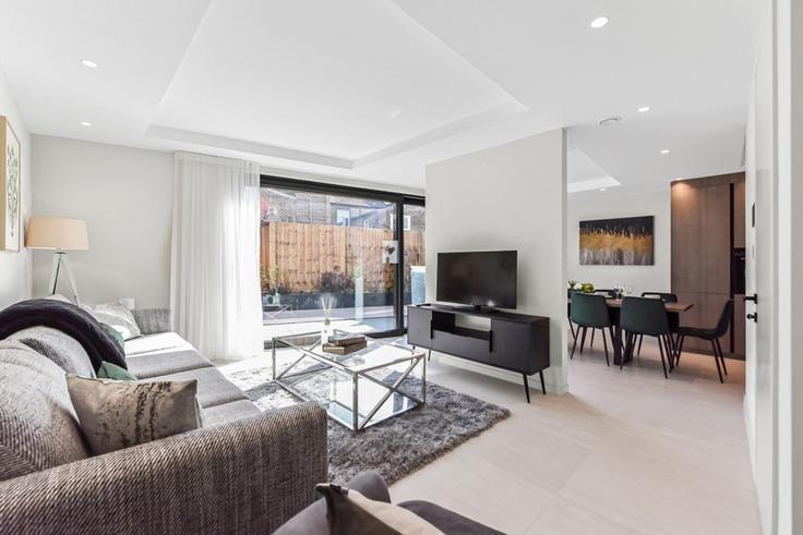 Elegante sala de estar con mobiliario moderno en un apartamento en Building Letchford Gardens - home-to-host-usa - 1466854 en London Borough of Hammersmith and Fulham, London
