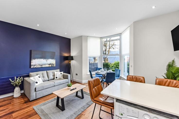 Sala de estar elegantemente projetada com móveis modernos em um apartamento no Building Gondar Gardens - home-to-host-usa - 1466802 em London Borough of Camden, London Sala de estar elegantemente projetada com móveis modernos em um apartamento no Building Gondar Gardens - home-to-host-usa - 1466802 em London Borough of Camden, London