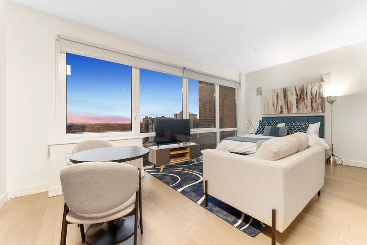 Queens, New York에 위치한 Building 89th Avenue - home-to-host-usa - 1466803 유닛의 세련된 인테리어가 돋보이는 거실