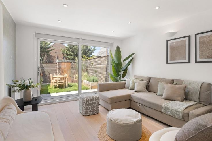 Elegante sala de estar con mobiliario moderno en un apartamento en Building 138 Stonebridge Road - home-to-host-usa - 1578388 en London Borough of Haringey, London