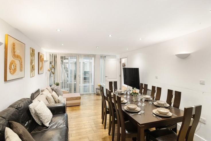 Elegante sala de estar con mobiliario moderno en un apartamento en Building 9, 1 Seal Street - home-to-host-usa - 1466915 en London Borough of Hackney, London Elegante sala de estar con mobiliario moderno en un apartamento en Building 9, 1 Seal Street - home-to-host-usa - 1466915 en London Borough of Hackney, London