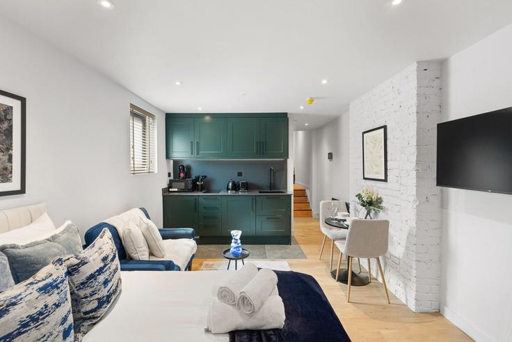 Elegante sala de estar con mobiliario moderno en un apartamento en Building 58-60 High Road - home-to-host-usa - 1635288 en London Borough of Haringey, London Elegante sala de estar con mobiliario moderno en un apartamento en Building 58-60 High Road - home-to-host-usa - 1635288 en London Borough of Haringey, London