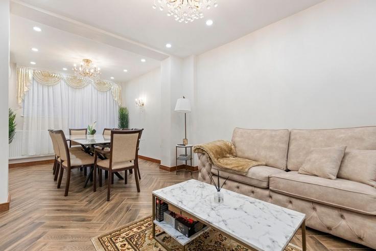 Elegante sala de estar con mobiliario moderno en un apartamento en Building 11 Stonebridge Road - home-to-host-usa - 1466660 en London Borough of Haringey, London