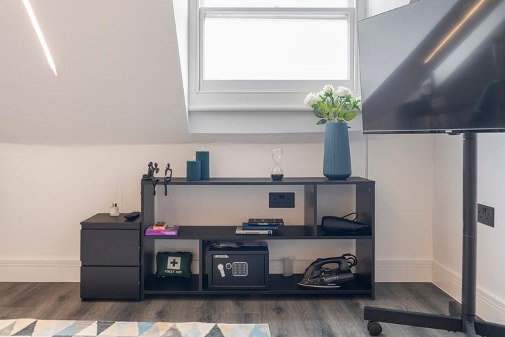 Sala de estar elegantemente projetada com móveis modernos em um apartamento no Building Camberwell Road - home-to-host - 1374863 em London Borough of Southwark, London